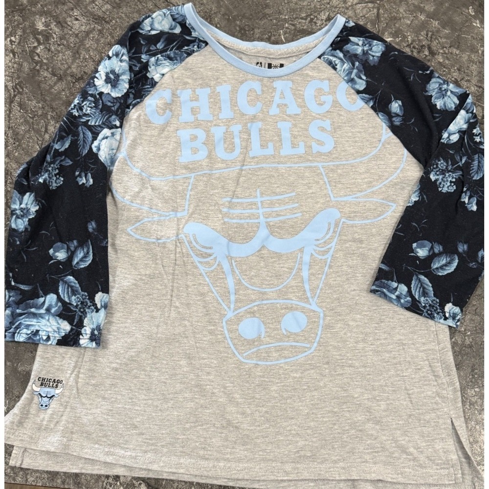 NBA Chicago Bulls Womens Raglan Shirt‎ Floral Sleeves Split Hem Logo Sz L
